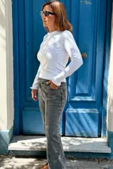 Remera de manga larga color blanco, confeccionada en algodón, con detalle de volados en los puños.