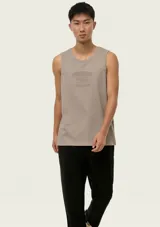 Musculosa de hombre color beige, de corte clásico y sin mangas, con pequeño estampado tipográfico en el pecho.