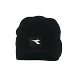Gorro de lana negro con logo de Diadora en etiqueta rectangular blanca.