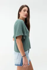 Blusa negra de manga corta con escote en V y diseño amplio y ligero.