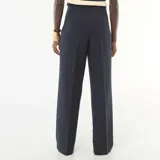 Pantalón de tiro alto en color azul marino, con corte ancho y diseño estilo marinero que incluye botones decorativos dorados en los laterales de la cintura.