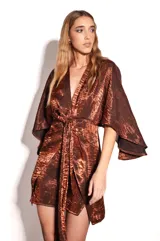 Vestido corto tipo kimono color bronce, con mangas amplias y lazo ajustable en la cintura.