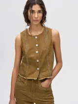 Chaleco de denim liviano con cierre frontal de botones metálicos, detalle de apliques metálicos verticales y ruedo con terminación desflecada.