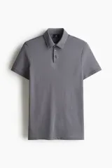 Remera polo de manga corta en piqué de mezcla de algodón, con cuello clásico y tapeta de botones. Presenta un corte ajustado y está confeccionada con tecnología COOLMAX para mayor transpirabilidad.