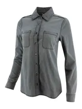 Camisa de denim gris, con mangas largas, cuello camisero, cierre frontal con botones y dos bolsillos plaqué con solapa en el pecho.