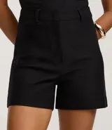 Short sastrero color verde militar, de tiro alto y corte recto. Confeccionado en bengalina con viscosa certificada, trabillas en la cintura y cierre tradicional.