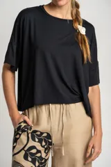 Remera celeste de corte amplio con mangas cortas con volados.