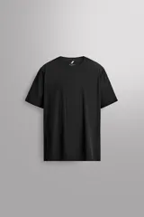 Camiseta de entrenamiento de corte relajado, confeccionada en tejido técnico ligero y elástico con textura microperforada. Presenta cuello redondo, manga corta y costuras termofijadas.