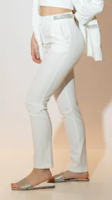 Pantalón de vestir negro de corte recto y tiro medio, confeccionado en tela sastrera con acabado liso.