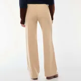 Pantalón wide leg de punto suave en color beige, con diseño de tiro alto y corte amplio.