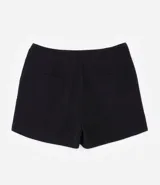 Bermuda de crepé color blanco, de corte holgado y tiro alto, con pliegues frontales y bolsillos laterales con detalle de botones. Confeccionada en poliéster y elastano.