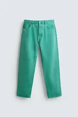 Jeans de mezclilla de corte recto, tiro medio, color verde vibrante con efecto lavado. Presenta cierre frontal con cremallera y botón, y cinco bolsillos.