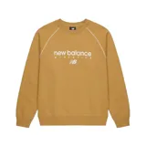 Buzo de cuello redondo New Balance Athletics de color mostaza, con mangas raglán con ribetes blancos y el logotipo de la marca estampado en el pecho.