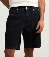 Bermuda masculina de denim negro en modelo slim con cintura fija, trabillas para cinturón, cierre tradicional y bolsillos delanteros y traseros.