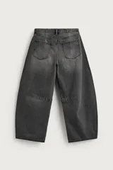 Jeans de denim de algodón color gris con efecto lavado, de corte relaxed barrel fit y tiro medio. Presenta diseño amplio con pinzas en las rodillas y costuras curvas, cierre frontal con botones y cinco bolsillos tradicionales.