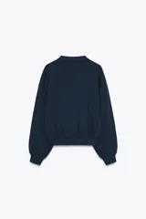 Sudadera de felpa de algodón con cuello redondo, manga larga y acabados en rib en puños y ruedo.