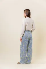 Buzo de tejido fino color amarillo claro, con cuello semi alto, manga larga y calce regular.