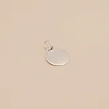 Dije de medalla circular lisa fabricado en plata 925, apto para grabado personalizado.