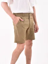 Bermuda color verde militar con bolsillos laterales y traseros.