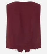 Chaleco femenino confeccionado en viscolino celeste, con escote en v, cierre por botones contrastantes y bolsillos delanteros.