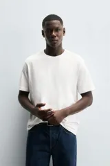 Pack de tres camisetas básicas de hombre, corte regular, cuello redondo y manga corta.