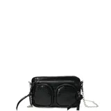Cartera tipo bandolera de color negro con textura efecto cocodrilo. Cuenta con dos bolsillos frontales con cierre, un compartimento principal con cierre y una correa de cadena metálica plateada.