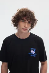 Remera gris de manga corta con efecto lavado "washed" y estampa tipográfica en el pecho con diseño de estrella.