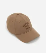 Gorra de sarga color beige con visera curva, bordado frontal con la inscripción "New York 1996 Brooklyn" en marrón. Ajuste trasero con hebilla metálica.
