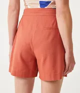 Short negro de lino de tiro alto con cierre frontal con botón.