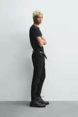 Jeans skinny cropped fit de corte ajustado y tiro medio, con diseño de cinco bolsillos y efecto lavado.