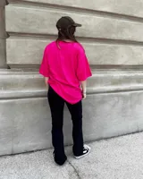 Remerón de algodón color fucsia, de corte oversize y manga corta.