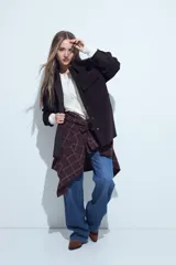 Sobrecamisa de pana color marrón oscuro, con diseño de corte amplio, cuello camisero, cierre frontal con botones y bolsillos con solapa en el pecho.