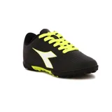 Championes de fútbol 5 Diadora Halley Teen, color negro con detalles en amarillo y logo en blanco.