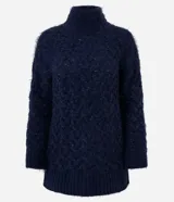 Suéter azul marino de punto trenzado con cuello alto y mangas largas.