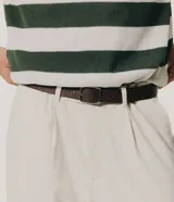 Cinturón masculino de material sintético poliuretano, color marrón, con hebilla metálica rectangular de bordes redondeados.