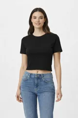 Remera de manga corta confeccionada en una mezcla de algodón y elastano, con diseño al cuerpo y cuello redondo.