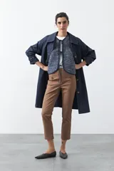 Pantalón de vestir negro de corte clásico, recto y levemente entallado, con largo hasta el tobillo.