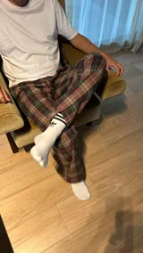 Pantalón de hombre confeccionado en franela a cuadros grises y marrones, con elástico en la cintura y dos bolsillos laterales.