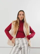 Pantalón de tiro alto con rayas verticales grises y blancas, corte recto y ruedo con dobladillo.