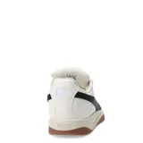 Championes Puma modelo Park Luna, de diseño urbano con inspiración skate. Presentan una capellada blanca con la franja lateral característica de la marca en color negro, cordones gruesos, entresuela en tono crema y suela de goma color caramelo.