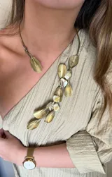 Gargantilla de bronce con dije de hoja y collar con dije de hojas y piedras de nácar.