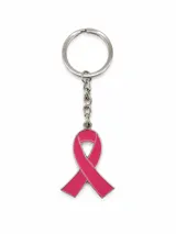 Llavero metálico con dije en forma de lazo esmaltado en color fucsia, acompañado de argolla y cadena de eslabones plateados.