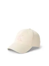 Gorra tipo béisbol de algodón color beige, con visera curva y logo de Calvin Klein bordado en color rosado en la parte frontal.