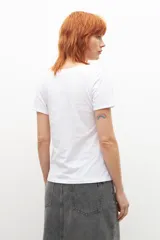 Remera de manga corta color azul marino, con escote amplio tipo barco o redondeado.