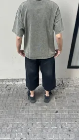 Bermuda de jean negro, corte ancho y largo a la rodilla.