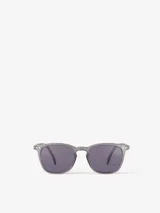 Lentes de sol Izipizi modelo #SUN E, de forma trapezoidal, color gris con textura de goma y lentes grises.