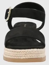 Sandalia con plataforma de yute, color negro, con correa ajustable en el tobillo.