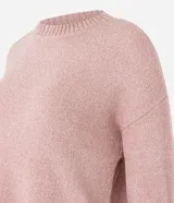 Suéter de punto texturizado color rosado con cuello redondo, manga larga y sisa desplazada de la marca Blue Steel.