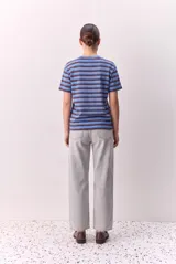 Jean barrel de tiro medio en color azul claro, con pierna amplia y forma curva. Diseño clásico de cinco bolsillos.