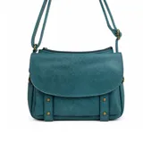 Cartera tipo bandolera de cuero sintético color turquesa, con solapa frontal decorada con dos tiras verticales y tachas metálicas doradas. Incluye correa larga ajustable y cierre superior.